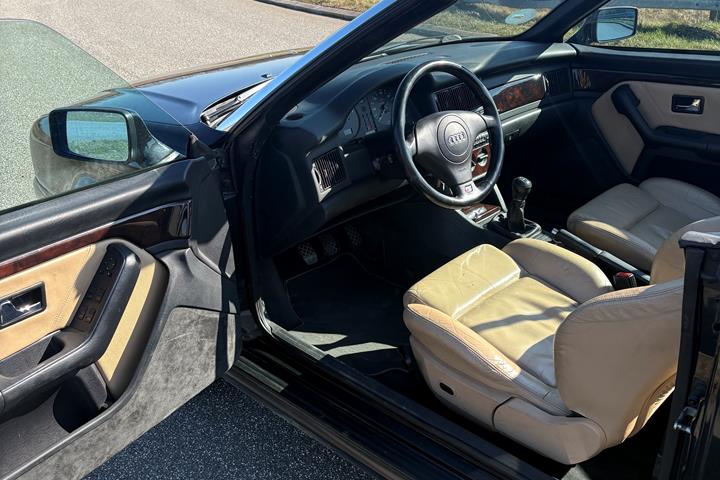 Sort Audi 80 fra 2000