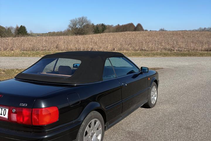Sort Audi 80 fra 2000