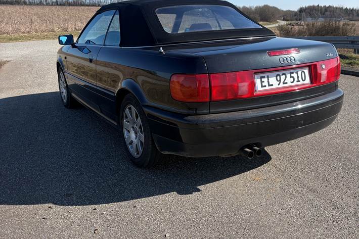 Sort Audi 80 fra 2000