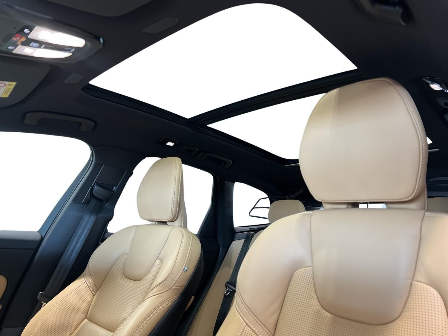 Hvid Volvo XC60 fra 2024