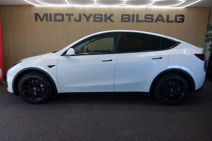 Hvid Tesla Model Y fra 2023
