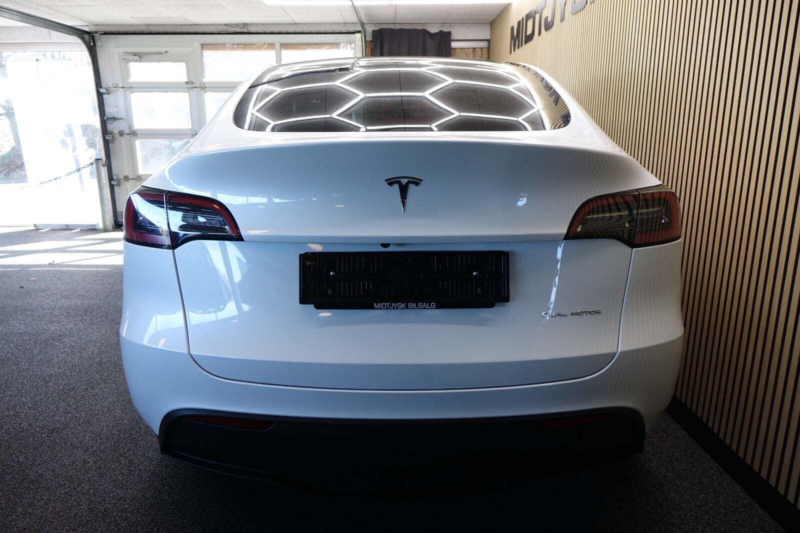 Hvid Tesla Model Y fra 2023