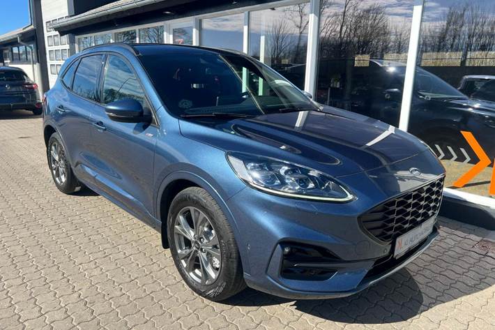 Blå Ford Kuga fra 2020 set udefra