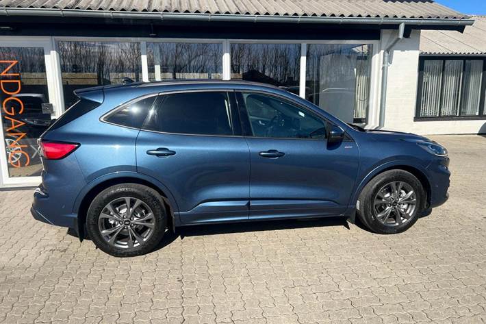Blå Ford Kuga fra 2020