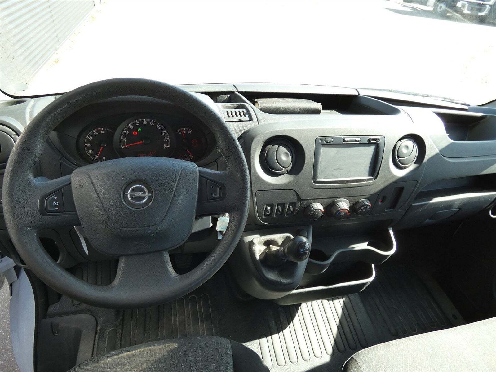 Hvid Opel Movano fra 2019