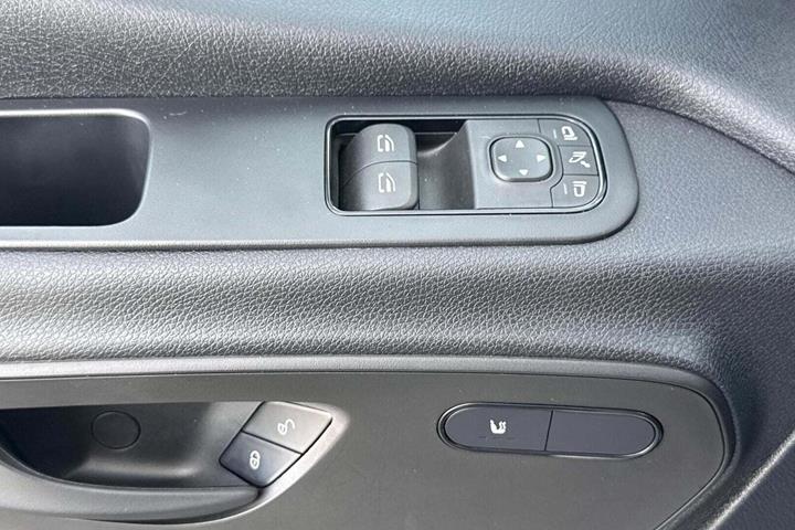 Hvid Mercedes Sprinter 317 fra 2023