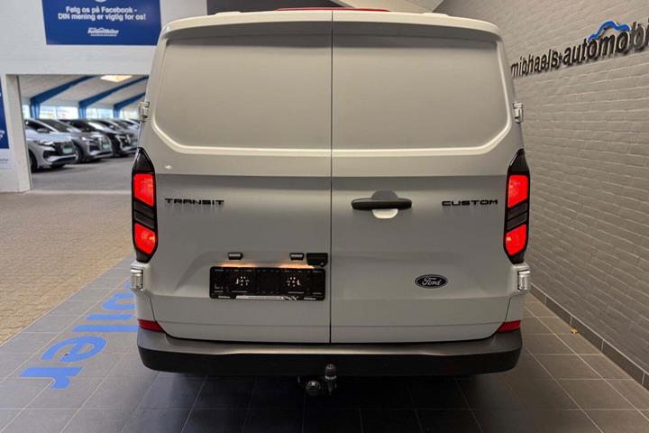 Hvid Ford Transit Custom 320 L1 fra 2026 set udefra