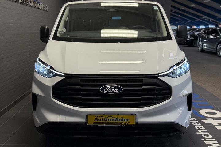 Hvid Ford Transit Custom 320 L1 fra 2026 set udefra