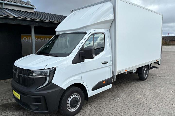 Hvid Renault Master V T35 fra 2025 set udefra