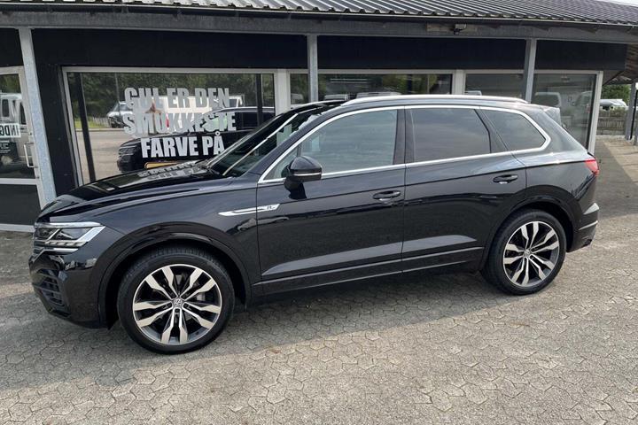 Sort VW Touareg fra 2020 set udefra
