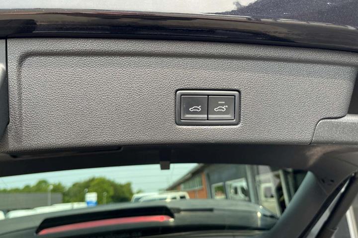 Sort VW Touareg fra 2020