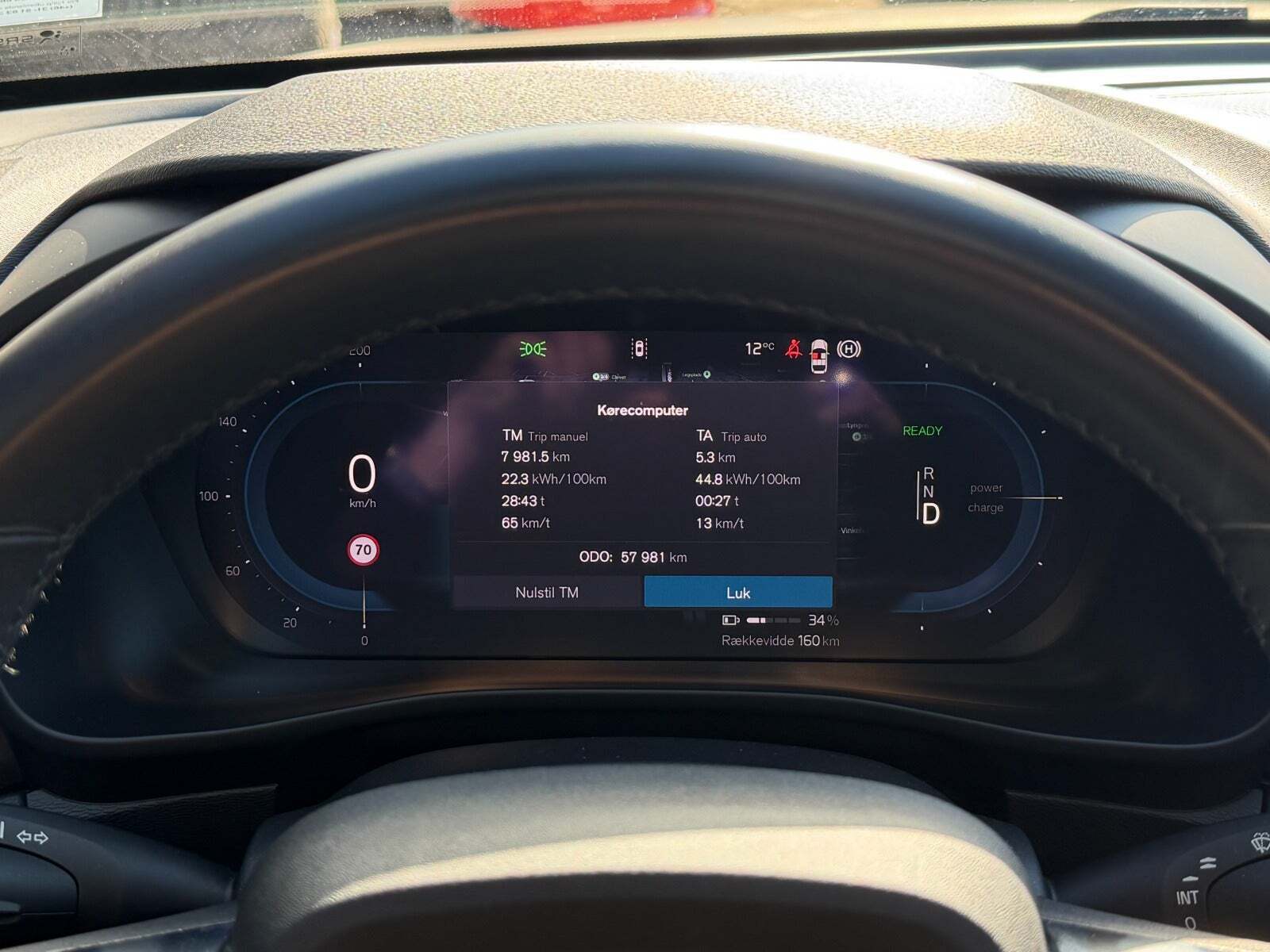 Orange Volvo XC40 fra 2024