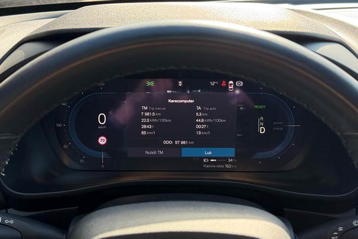 Orange Volvo XC40 fra 2024