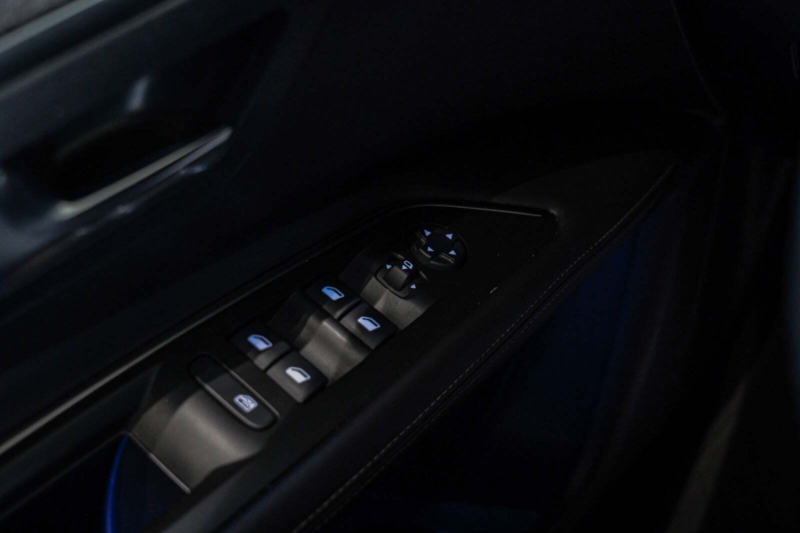 Blå Peugeot 3008 fra 2019