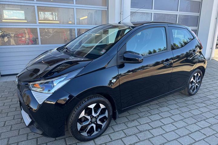 Sort Toyota Aygo fra 2018 set udefra