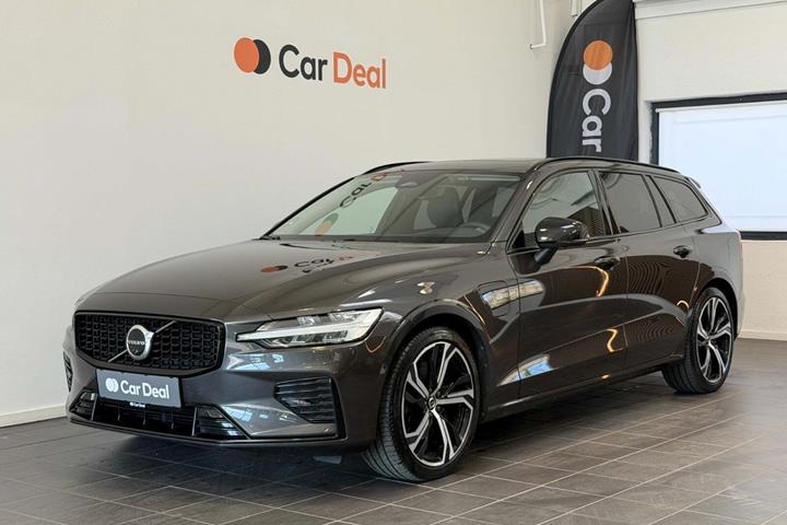 Grå Volvo V60 fra 2023 set udefra