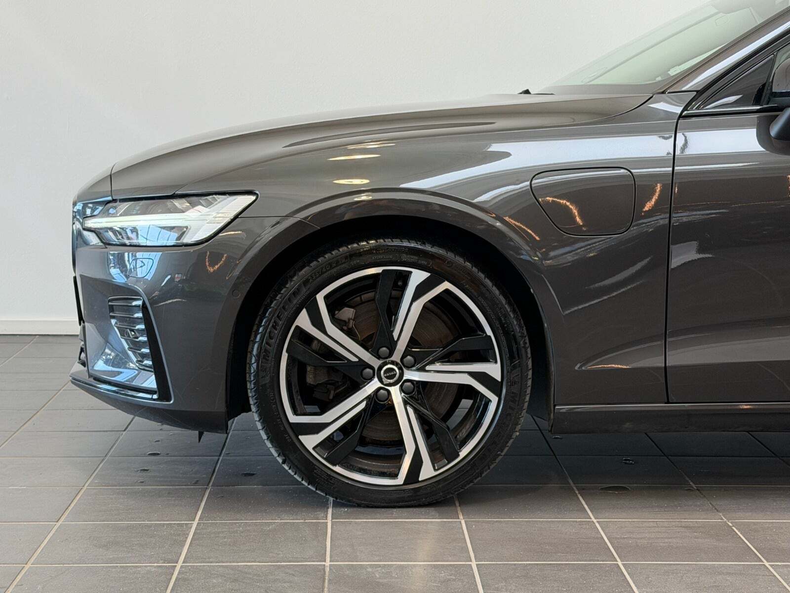 Grå Volvo V60 fra 2023