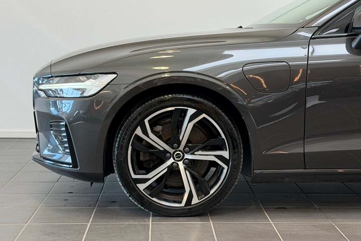 Grå Volvo V60 fra 2023