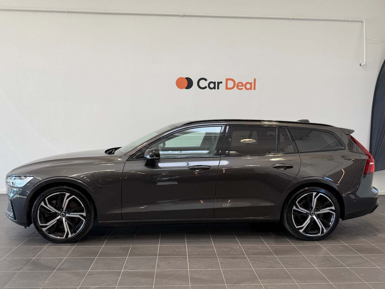 Grå Volvo V60 fra 2023