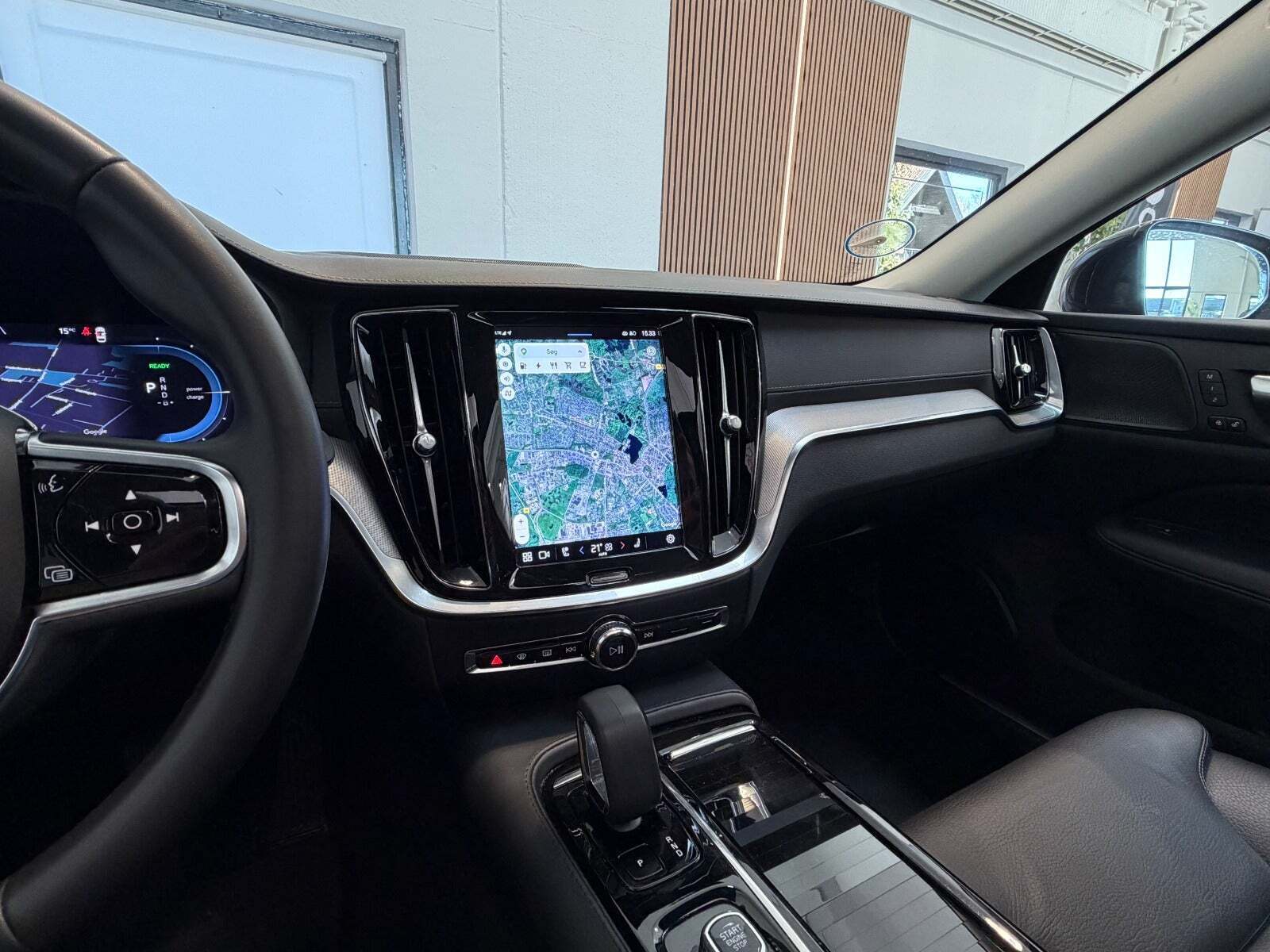 Grå Volvo V60 fra 2023