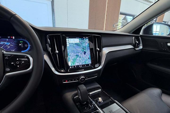 Grå Volvo V60 fra 2023