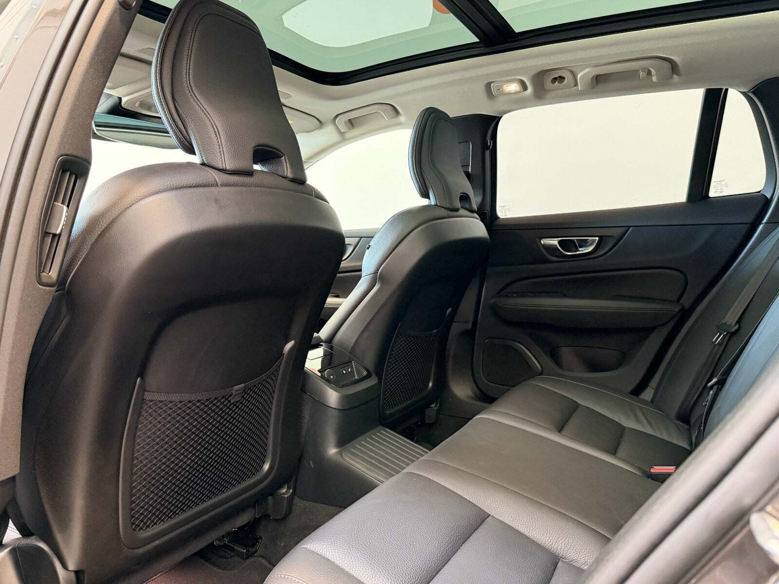 Grå Volvo V60 fra 2023