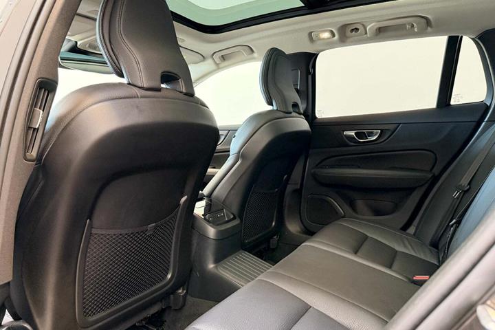 Grå Volvo V60 fra 2023