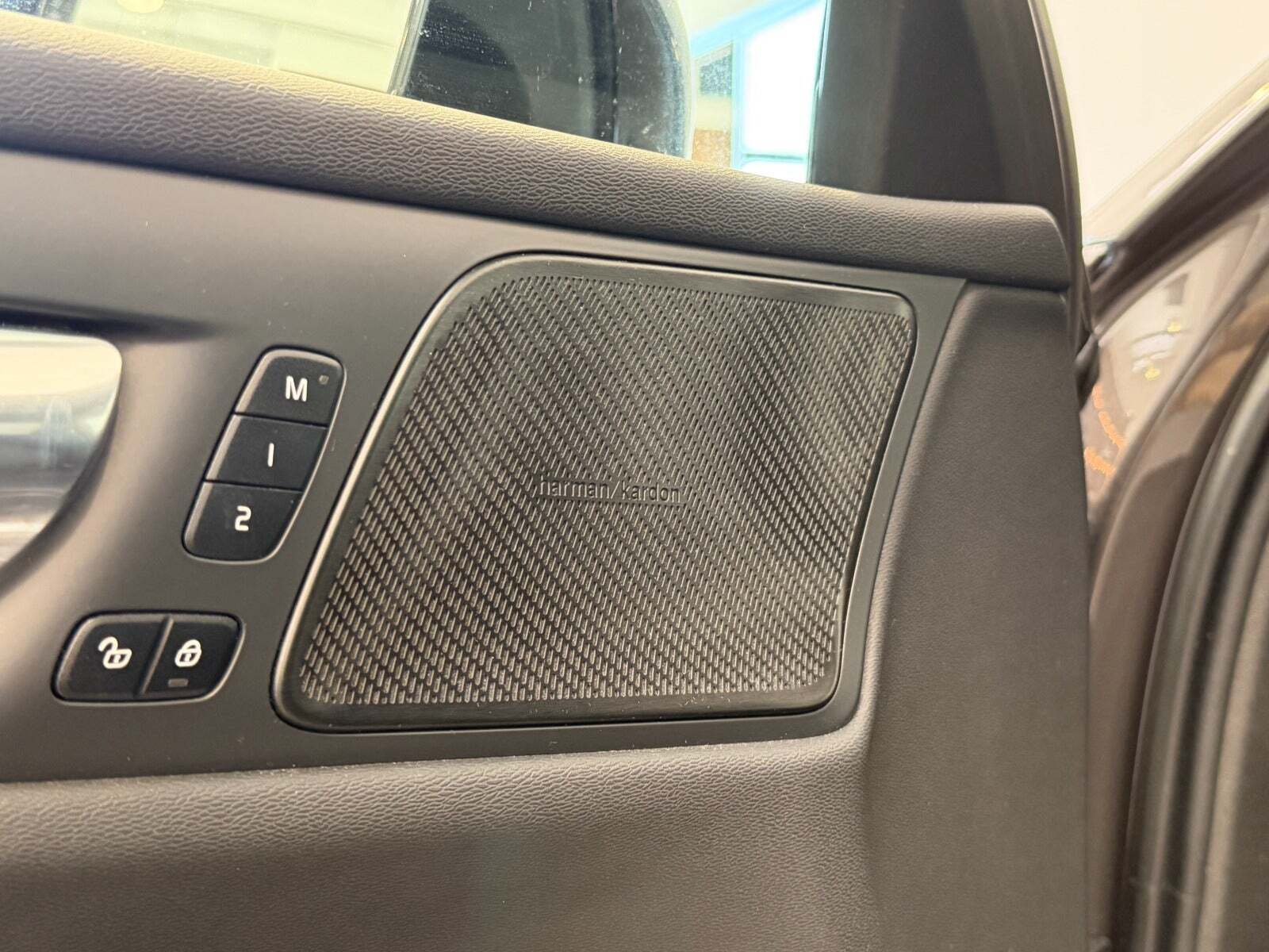 Grå Volvo V60 fra 2023