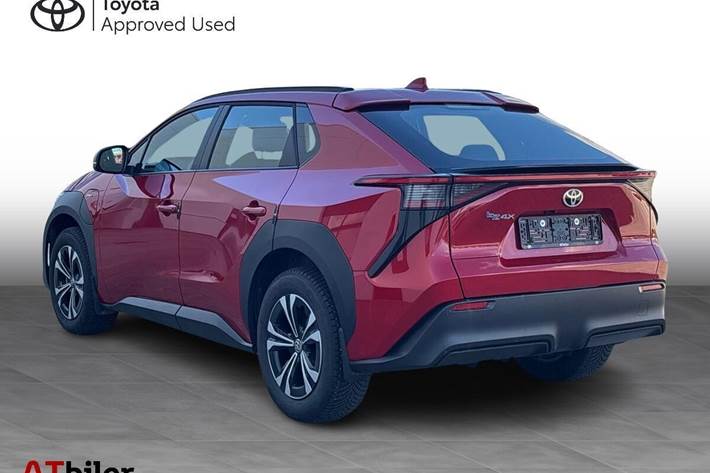 Rød Toyota BZ4X fra 2024