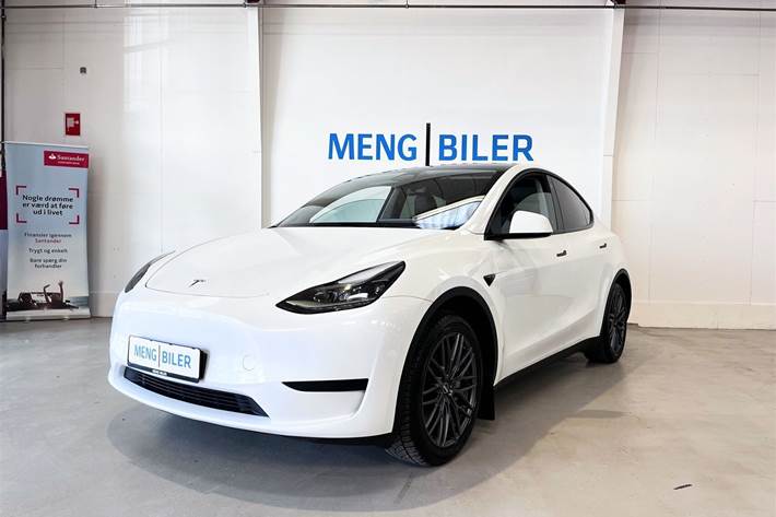 Hvid Tesla Model Y fra 2023 set udefra