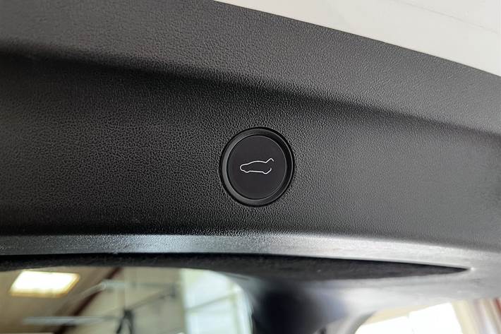 Hvid Tesla Model Y fra 2023 set indefra