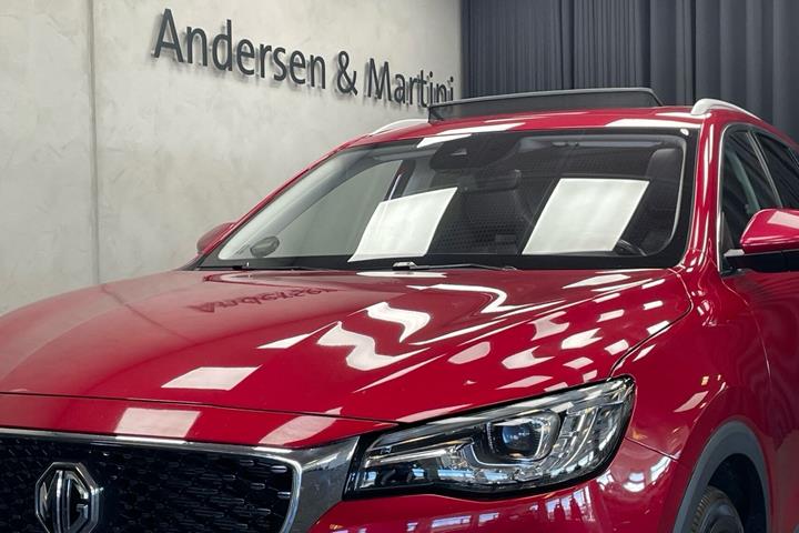 Rød MG EHS fra 2021 set udefra