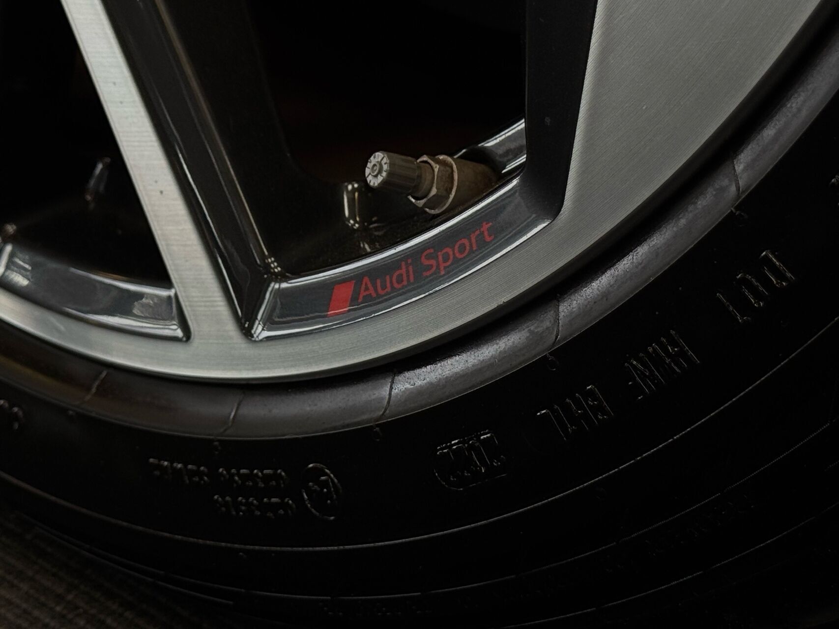 Grå Audi e-tron S fra 2021