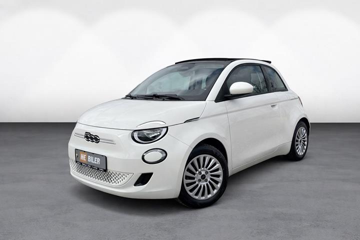 Hvid Fiat 500e fra 2023 set udefra