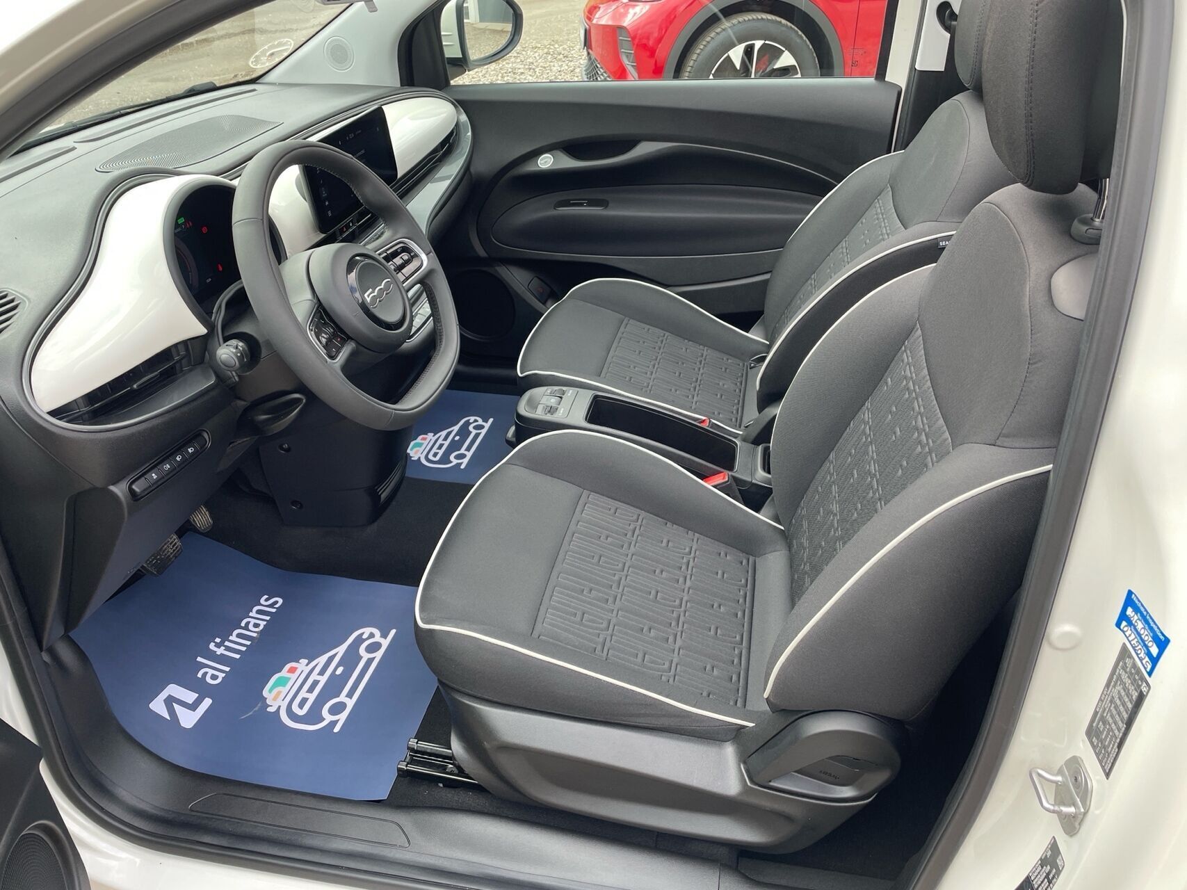 Hvid Fiat 500e fra 2023