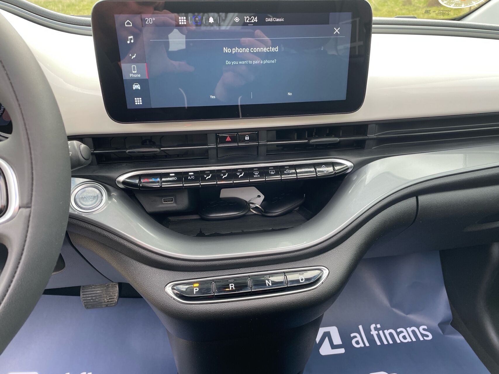 Hvid Fiat 500e fra 2023
