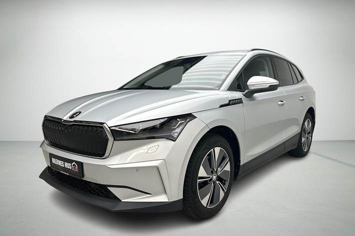 Sølv Skoda Enyaq fra 2024 set udefra