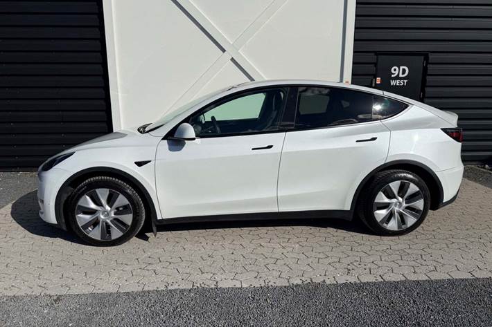 Hvid Tesla Model Y fra 2022