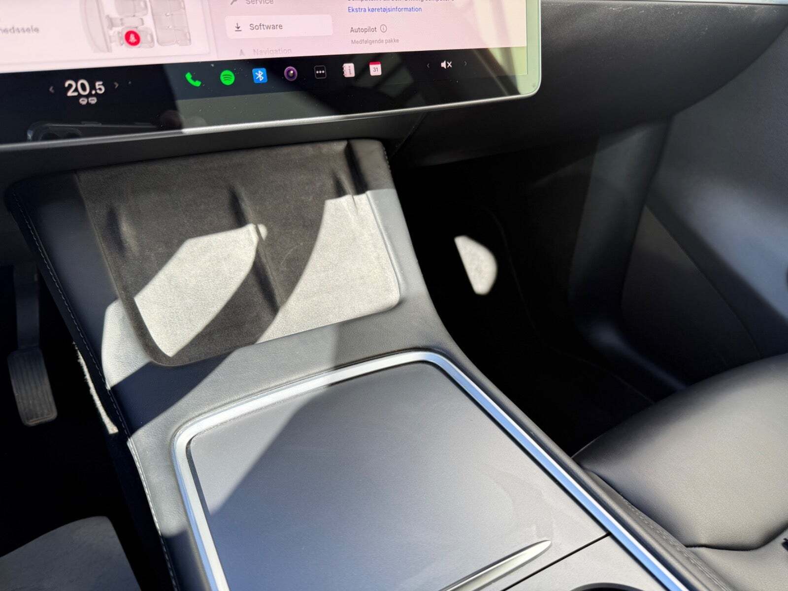 Hvid Tesla Model Y fra 2022