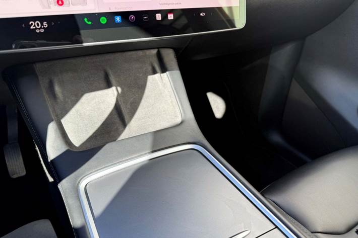 Hvid Tesla Model Y fra 2022