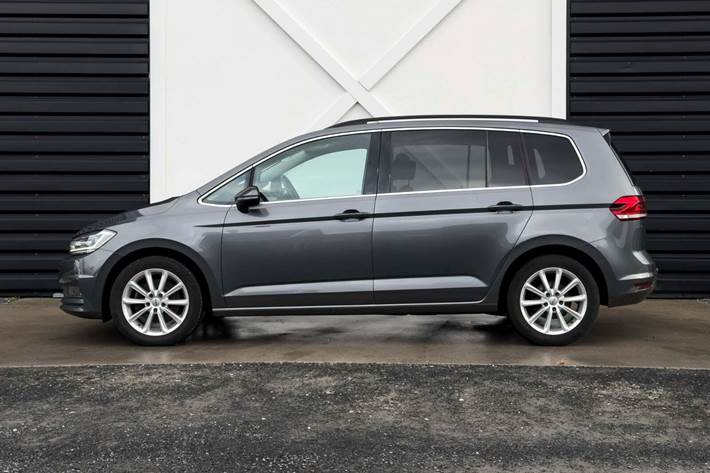 Grå VW Touran fra 2020