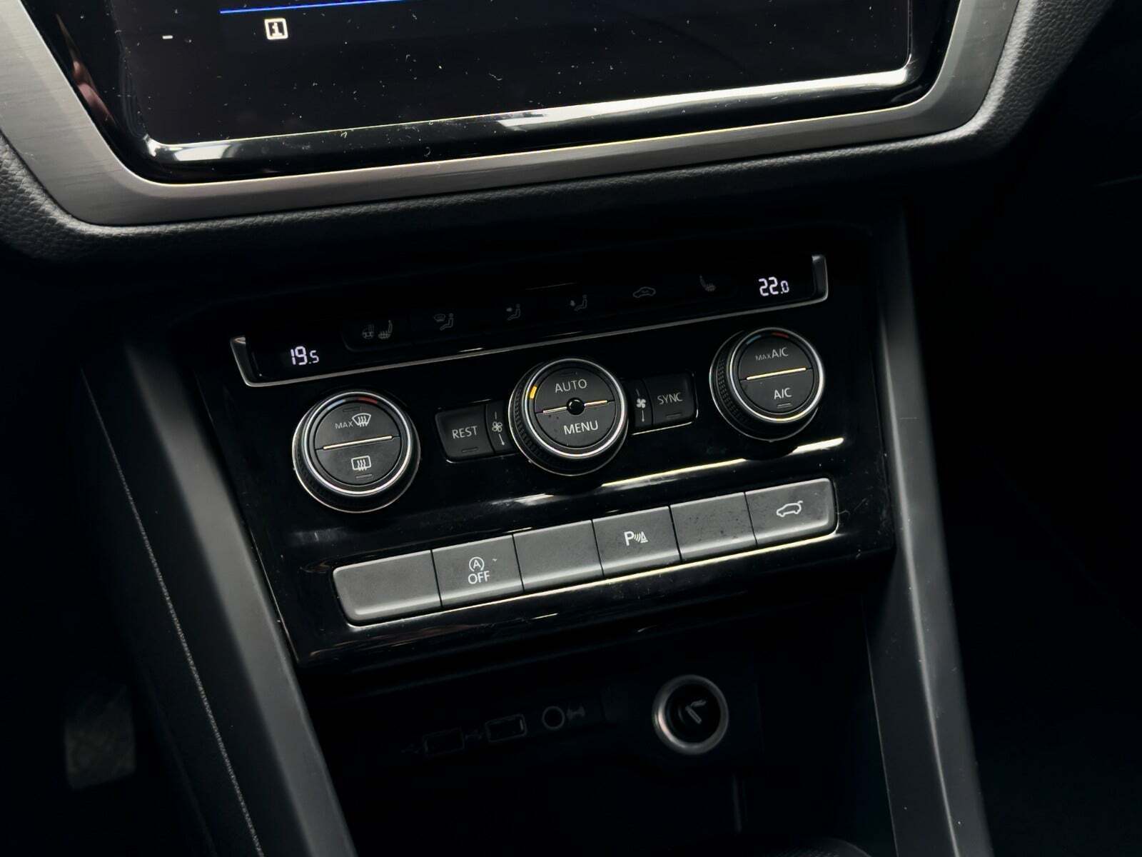 Grå VW Touran fra 2020