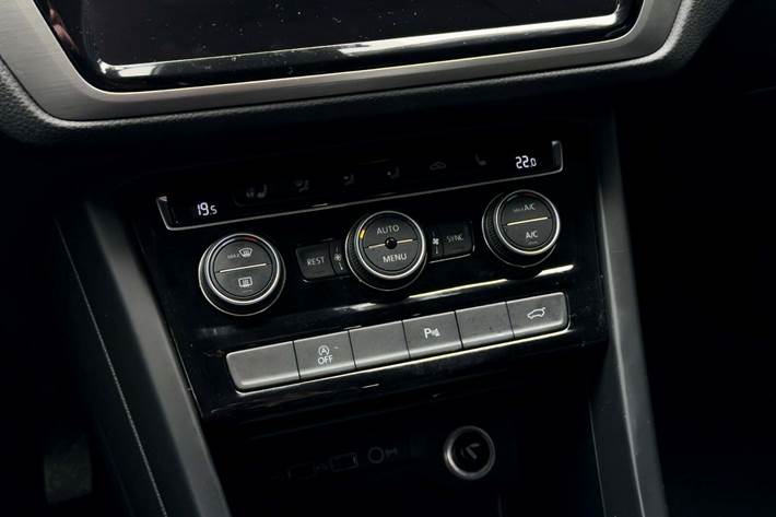 Grå VW Touran fra 2020