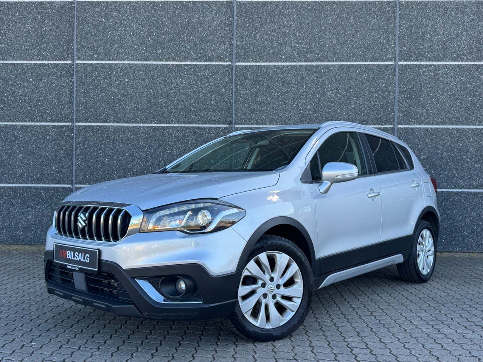 Sølv Suzuki S-Cross fra 2016