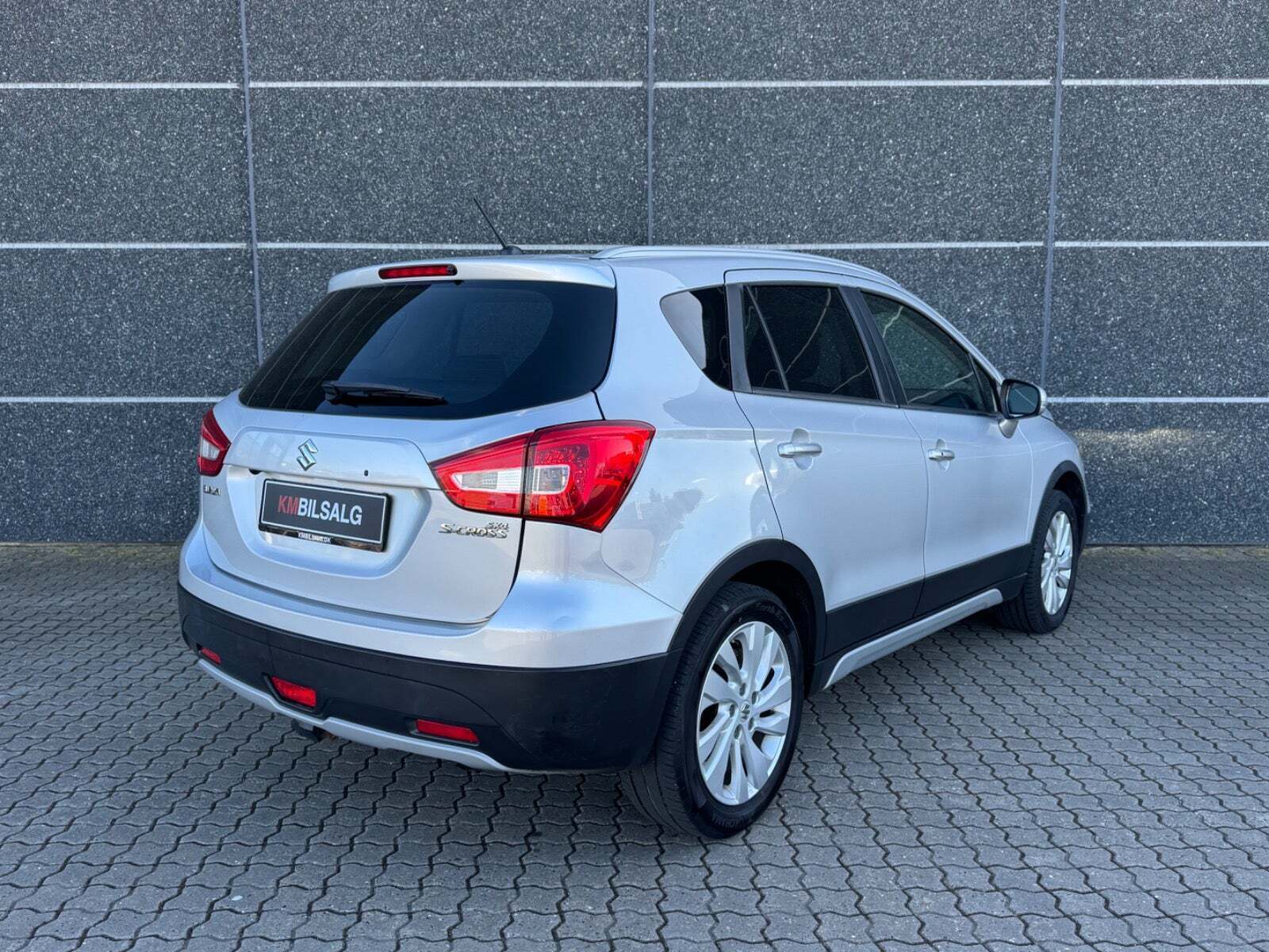 Sølv Suzuki S-Cross fra 2016