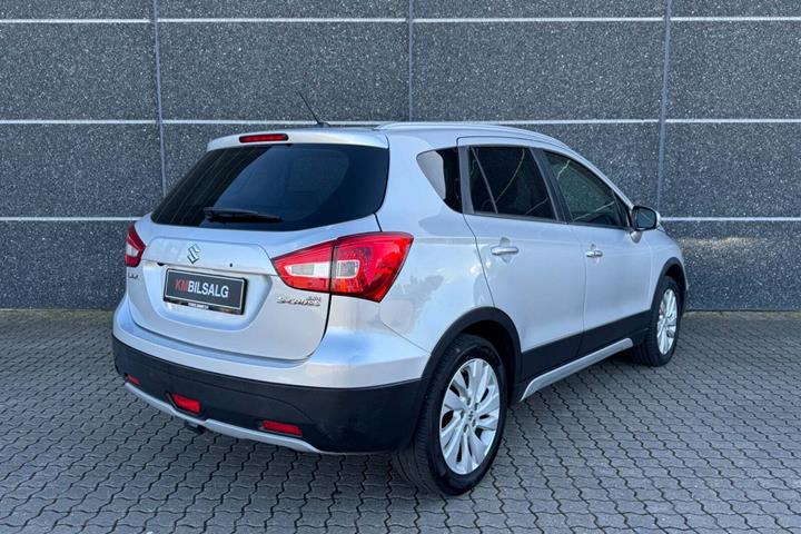 Sølv Suzuki S-Cross fra 2016