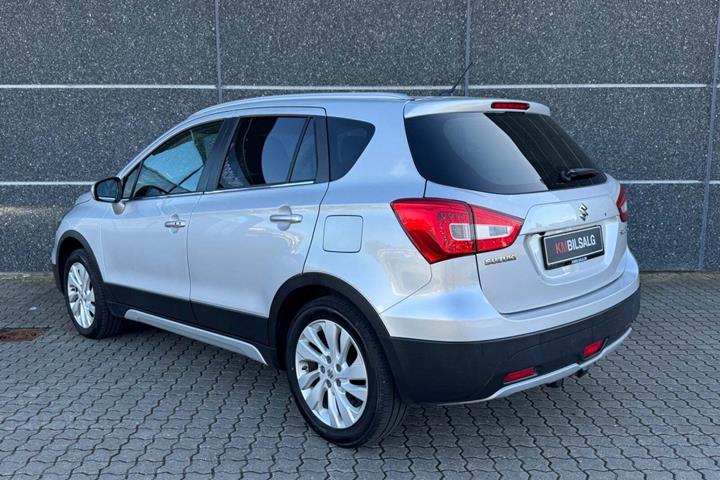 Sølv Suzuki S-Cross fra 2016