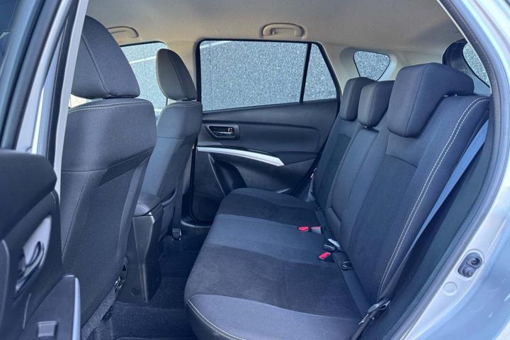 Sølv Suzuki S-Cross fra 2016
