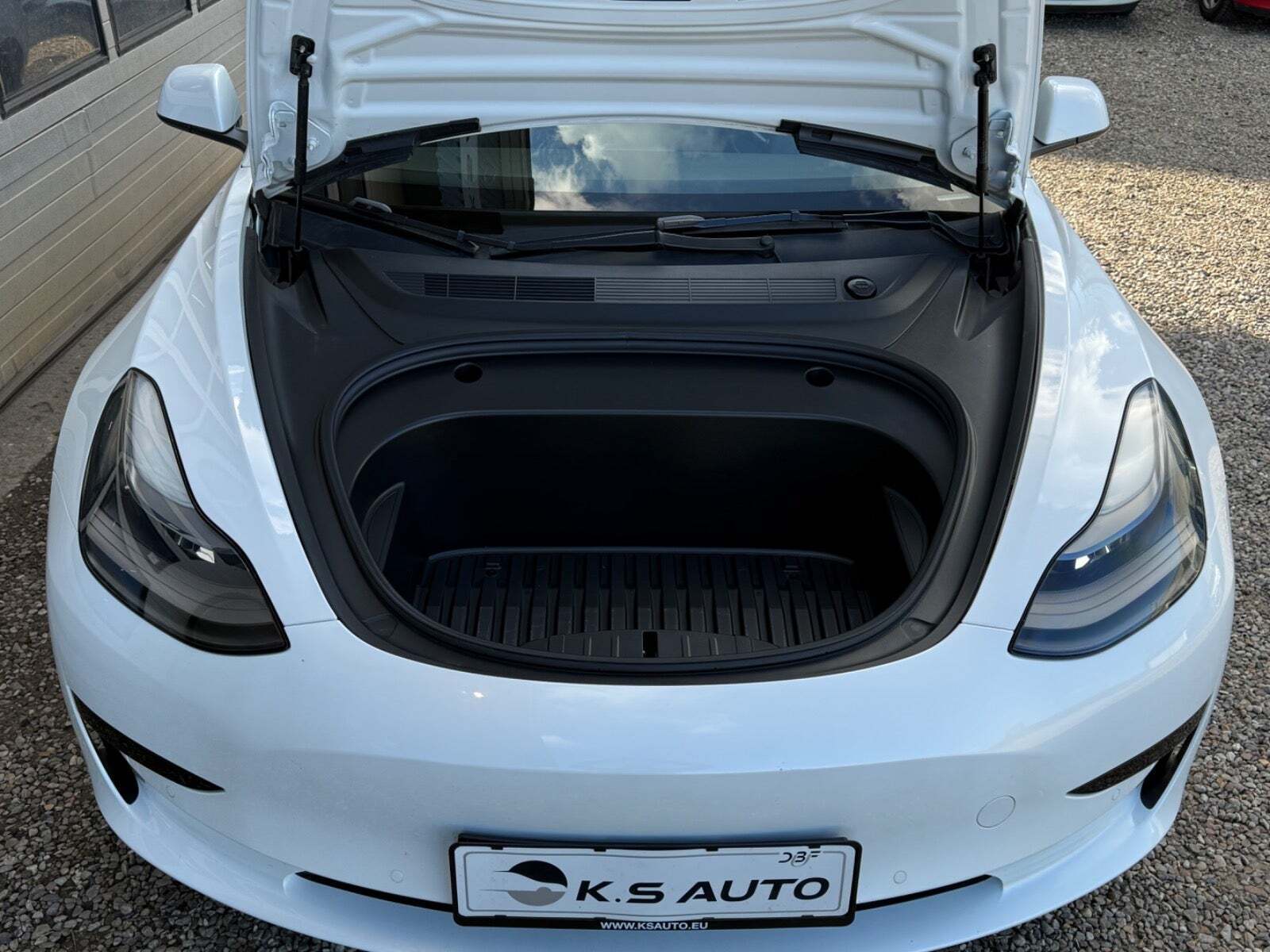 Hvid Tesla Model 3 fra 2022