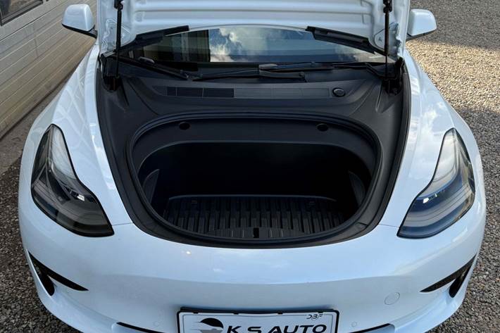 Hvid Tesla Model 3 fra 2022